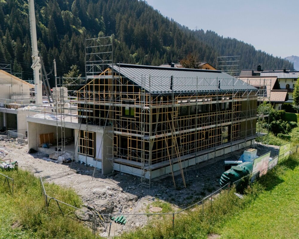 Gebäude mit Holzfassade im Bau in den Bergen